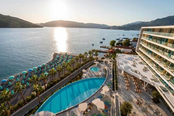 CARINE HOTEL KUMBOR